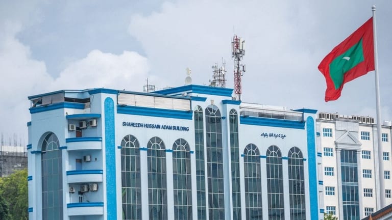 އުނދަގޫކުރާ މައްސަލައެއް ހައްލު ނުވާތީ މީހަކު ފުލުހުންގެ އިދާރާގައި ބަނޑުހައިހޫނުކަމުގެ ހަޅުތާލު ފަށައިފި