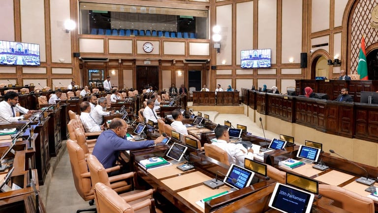 ގާނޫނު ކިޔަވާ ދަރިވަރުން ހުށަހެޅި ޕެޓިޝަނަށް މަޖިލީހުގައި ބަހުސް ފަށައިފި