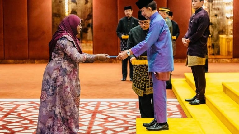 ޑރ. ޝަބީނާގެ ސަފީރުކަމުގެ ފަތްކޮޅު ބުރުނާއީގެ ސުލްޠާނަށް އަރުވައިފި