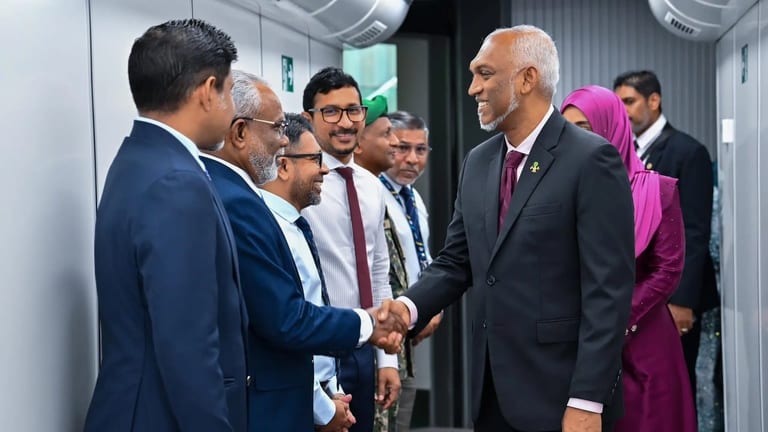 ރައީސް ޑރ. މުޢިއްޒުގެ ދެކަނބަލުން ފުރަމާނަ ދަތުރުފުޅެއްގައި ޕާކިސްތާނަށް ފުރާވަޑައިގެންފި