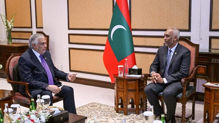 ޕާކިސްތާނުގެ ބޮޑުވަޒީރުގެ ނައިބު، ރައީސް މުޢިއްޒާ ބައްދަލުކުރައްވައިފި