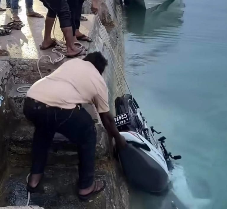 ގދ. ތިނަދޫގައި ސައިކަލެއް ކޮންޓްރޯލް ނުވެ މޫދަށް ވެއްޓިއްޖެ