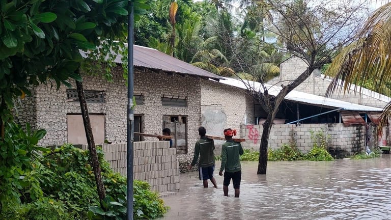 ނޮޅިވަރަމުގެ 95 އިންސައްތަ ގެތަކަށް ފެންވަދެ، ސިފައިންގެ އެހީއަށް އެދިއްޖެ