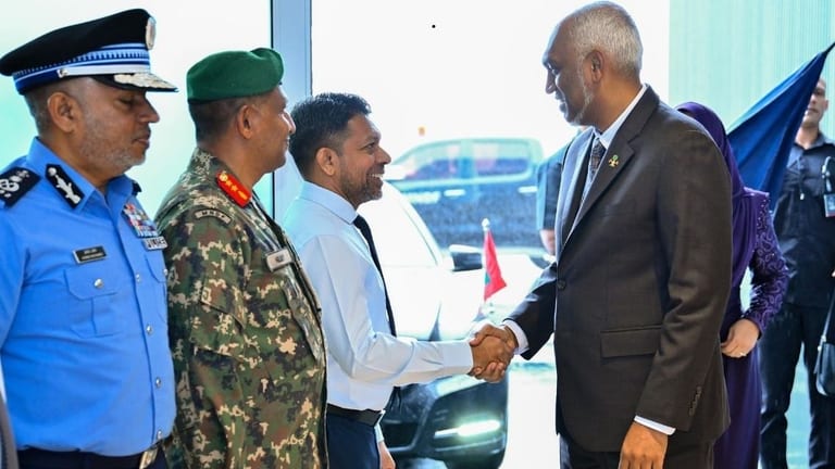 ރައީސްގެ ދެކަނބަލުން ޕާކިސްތާނު ދަތުރުފުޅު ނިންމަވާލެއްވުމަށްފަހު އެނބުރި ވަޑައިގެންފި