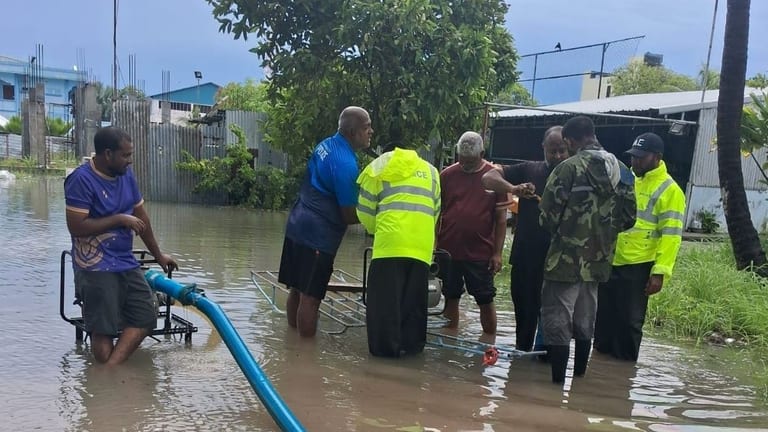 ފެންބޮޑުވި ރަށްރަށަށް ފުލުހުންނާއި ސިފައިންގެ އެހީތެރިކަން