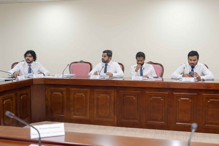 އެންމެންނަށް ހެލްތު އިންޝުއަރެންސް ދޭން ދިރާސާއެއް ކުރަން މާލިއްޔަތު ކޮމިޓީން ނިންމައިފި
