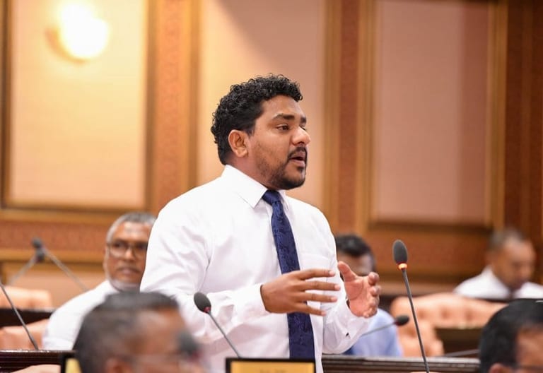 މެންބަރު މައުރޫފްގެ އިމްތިޔާޒަށް ފުލުހުން އަރައިނުގަންނަ ކަމަށް މަޖިލީހުން ފާސްކޮށްފި
