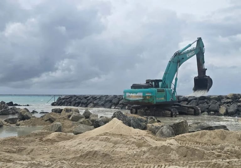 ނައިފަރުގެ ހިއްކި ބިމުގައި ރިވެޓްމަންޓް ޖެހުމުގެ މަސައްކަތް ބާރަށް ކުރިއަށް