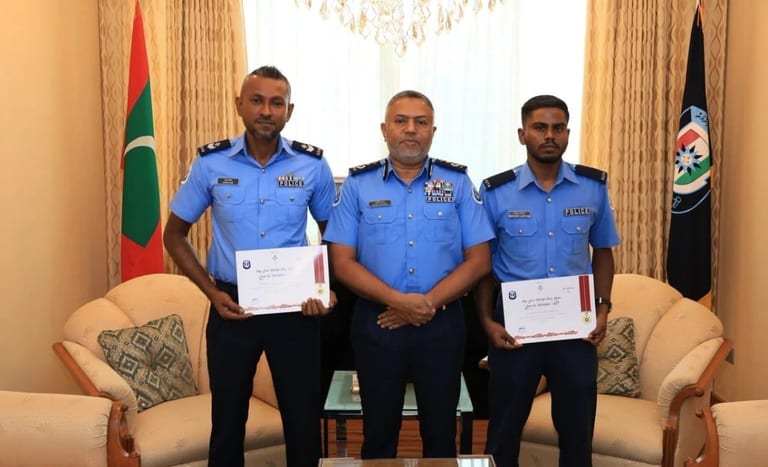 ހޯކްސް ވޮޔޭޖުން ކަނޑުވި މީހުން ސަލާމަތްކުރި ތިން ފުލުހަކަށް "ފުރާނަ ސަލާމަތްކުރުމުގެ ރަން މެޑަލް" އަރުވައިފި