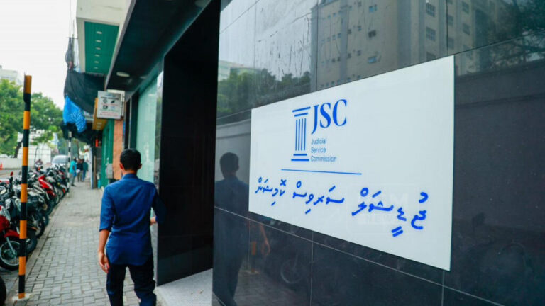 ސިވިލް ކޯޓުގެ ޤާޟީ އިޙްސާން ސަސްޕެންޑްކުރީ ޖިންސީ ފުރައްސާރައިގެ ތުހުމަތުގައި: ޖޭއެސްސީ