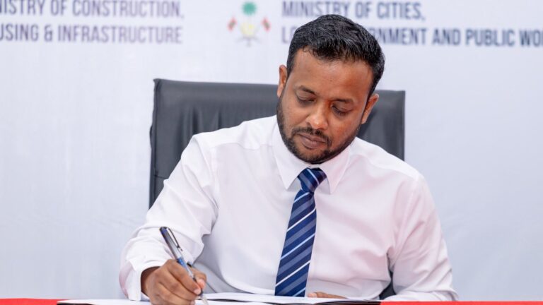 ރައީސަށް އިންޖިނިއަރިންގ އެވޯޑު ދޭ ވާހަކައަކީ ކަނޑައެޅިގެން ދޮގެއް: މުއްޠަލިބު