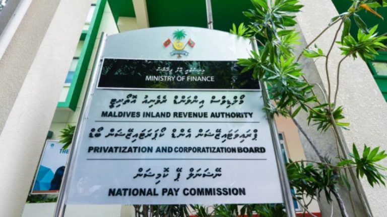 ތިން މަސް ދުވަހުގެ ތެރޭގައި ސަރުކާރު ކުންފުނިތަކުގެ މުވައްޒަފުންގެ އަދަދު %33 ކުޑަކުރުމަށް އަންގައިފި