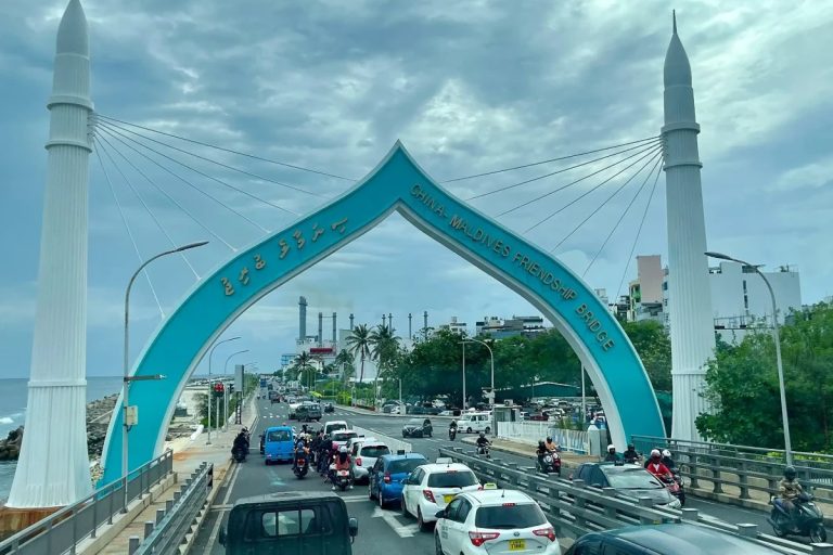 އަނެއްކާވެސް ޕިކަޕެއް ބުރިޖުގެ ޑިވައިޑަރެއްގައި ޖެހި ނުރައްކާތެރި އެކްސިޑެންޓެއް ހިނގައިފި