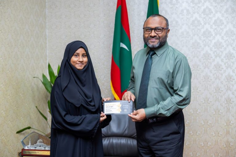 ޤުރުއާން ހިތުދަސްކޮށް ނިންމާ ޙާފިޡުންނަށް ބުރުޒު ކޭޓަރިންގެ ޚާއްސަ އިނާމެއް