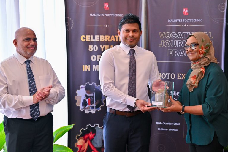 ނައިބު ރައީސް ވޮކޭޝަނަލް ޖަރނީ އިން ފްރޭމްސް ފޮޓޯ މައުރަޒު ހުޅުއްވައިދެއްވައިފި