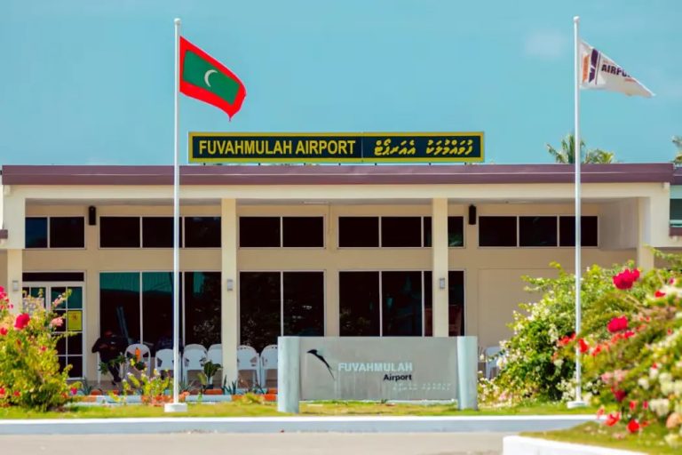 ފުވައްމުލަކު އެއާޕޯޓު ފެންސު މަތިން އަރަން އުޅުނު ބަޔަކު އެއާޕޯޓު ސެކިއުރިޓީއަށް ހަމަލާދިން މައްސަލައެއް ބަލަނީ
