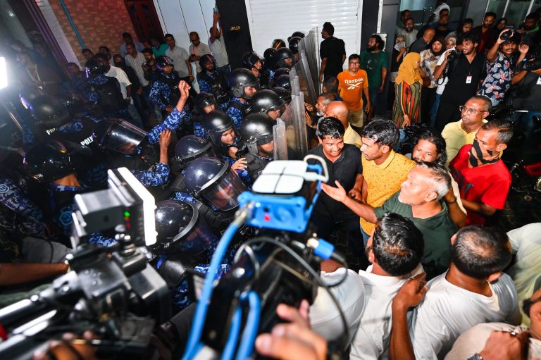 މުޒާހަރާ ކޮންޓްރޯލް ކުރުމުގައި ހަރަކާތްތެރިވި ތިން ފުލުހަކަށް އަނިޔާ ލިބުނު: ފުލުހުން