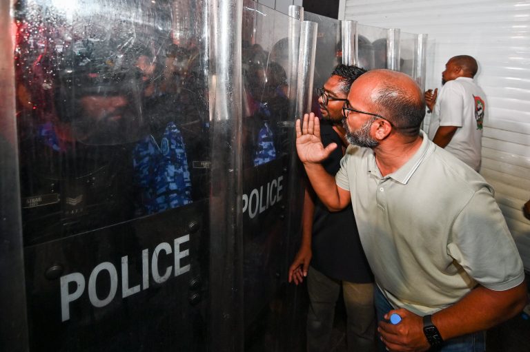 ޤާނޫނޫ ތަންފީޒުކުރާ އޮފިސަރުންގެ ޢާއިލާއަށް ނަފްރަތު އުފެދޭ ޢަމަލުތައް ސޯޝަލް މީޑިއާގައި ހިންގާ ފަރާތްތަކަށް ފިޔަވަޅު އަޅާނަން: ފުލުހުން