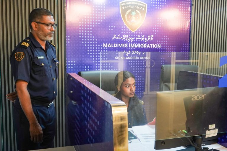 އަތޮޅުތެރޭގެ އިމިގްރޭޝަން އޮފީސްތަކުން މިދިޔަ މަހު 960 ޕާސްޕޯޓު ދޫކުރި