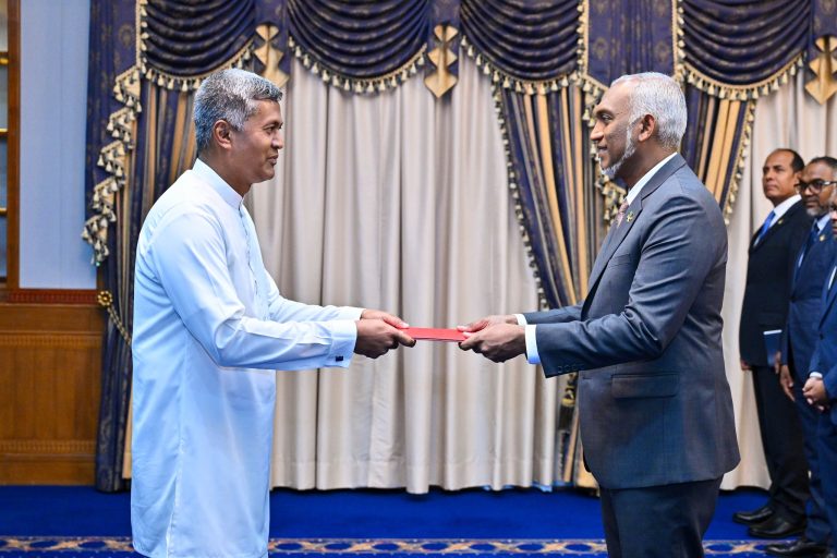 ސްރީލަންކާގެ އައު ސަފީރު، ރައީސްއަށް ސަފީރުކަމުގެ ފަތްކޮޅު އަރުވައިފި