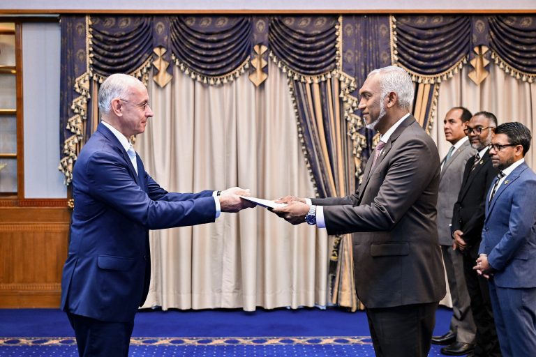 ޖަރުމަނުވިލާތުގެ ސަފީރު ފަތްކޮޅު ރައީސްއަށް އަރުވައިފި