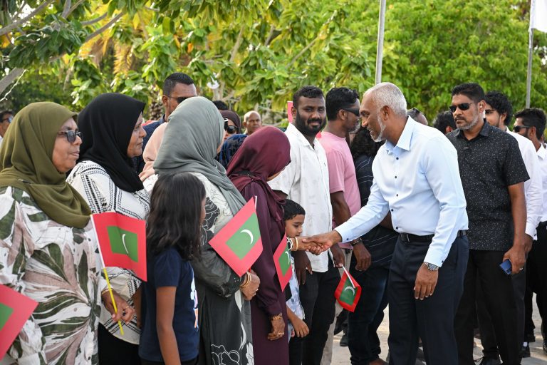 ރައީސް ފުވައްމުލަކާއި އައްޑޫއަށް ކުރެއްވި ދަތުރުފުޅު ނިންމާލައިފި