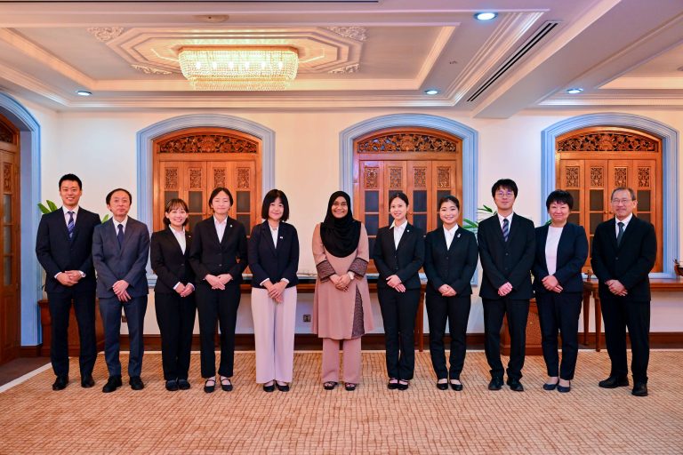 މެޑަމް ސާޖިދާ، ޖަޕާން އޯވަސީސް ކޯޕަރޭޝަން ވޮލަންޓިއަރސްގެ ވޮލަންޓިއަރުންނާ ބައްދަލުކުރައްވައިފި