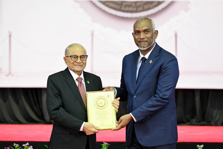 ރައީސް މައުމޫން އަށް ނޮވެންބަރު 3 ގެ ޝަރަފުގެ ޚާއްޞަ އައްޑަނަ އަރުވައިފި