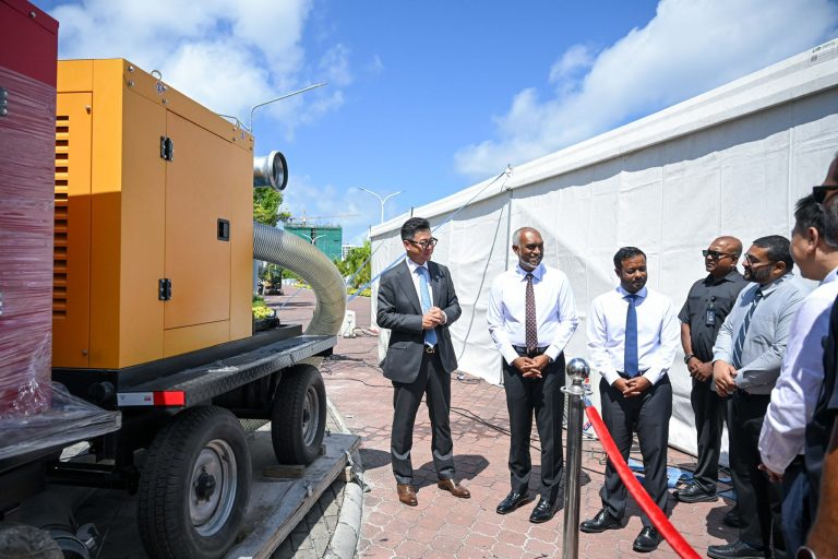 ޗައިނާއިން ރާއްޖެއަށް ފެންހިދާ ޕަމްޕް ތަކެއް ހަދިޔާކޮށްފި