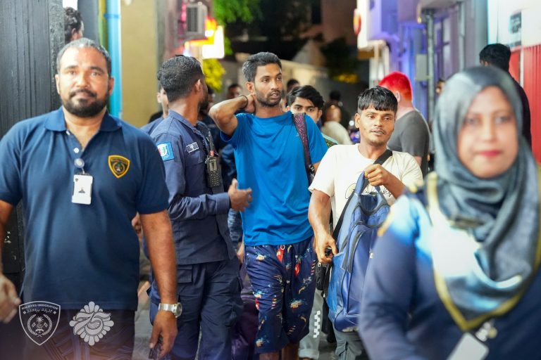 ގަވާއިދާ ޚިލާފަށް އުޅެމުންދިޔަ 66 ބިދޭސީއަކު އަތުލައިގެންފި