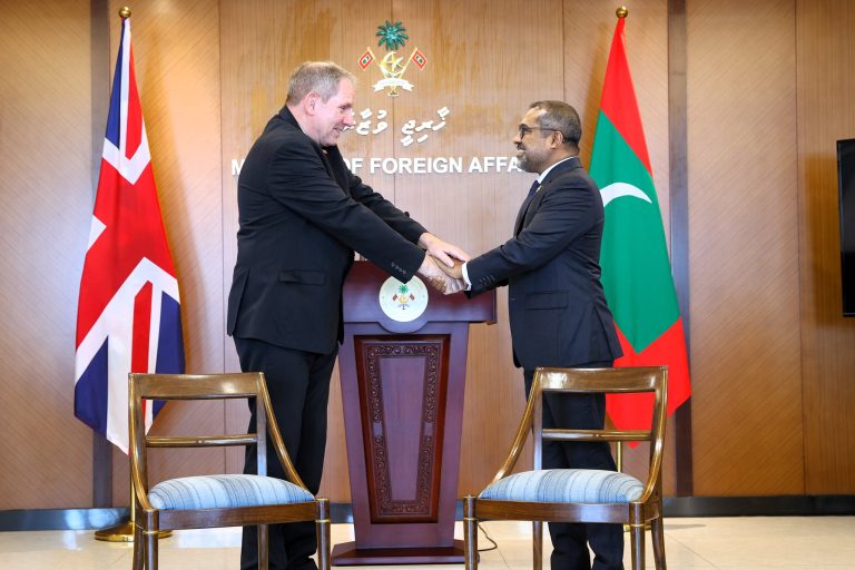 މިނިވަންކަމުގެ އެއްބަސްވުމުގައި ސޮއިކުރެއްވި ރަސްމިއްޔާތުގައި ބޭނުންކުރެއްވި ދެ ގޮނޑިކޮޅު ސަރުކާރާއި ހަވާލުކުރައްވައިފި