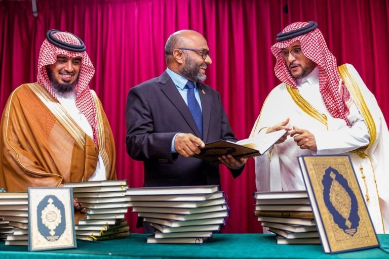 ސައުދީ ސަރުކާރުން ރާއްޖެއަށް 25000 ވުރެ ގިނަ މުސްހަފް ހަދިޔާކޮށްފި