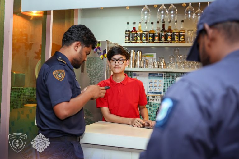 ހުޅުމާލޭގެ ތިން ކެފޭއެއް ފާސްކޮށް 7 ބިދޭސީއެއް ހައްޔަރުކޮށްފި