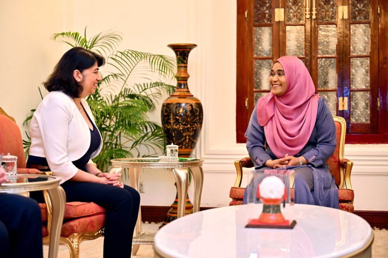 މެޑަމް ސާޖިދާގެ އަރިހަށް ކޮމަންވެލްތު އެންޑް ޑިވަލޮޕްމަންޓް އޮފީހުގެ އިސްވެރިޔަކު ޒިޔާރަތް ކުރައްވައިފި