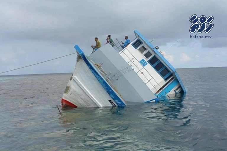 މުދާ ބަރުކޮށްގެން ދިޔަ ބޯޓެއް ފެލިދޫ ކައިރި ފަރަކަށް އަރައިފި