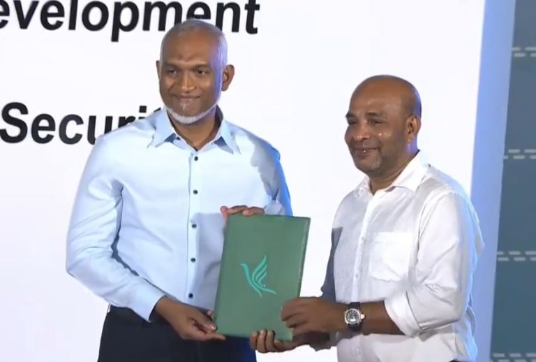 މަޝްހޫރު ލިޔުންތެރިޔާ އިމާދު ލަތީފް ޕީއެންސީއާ ގުޅިވަޑައިގެންފި