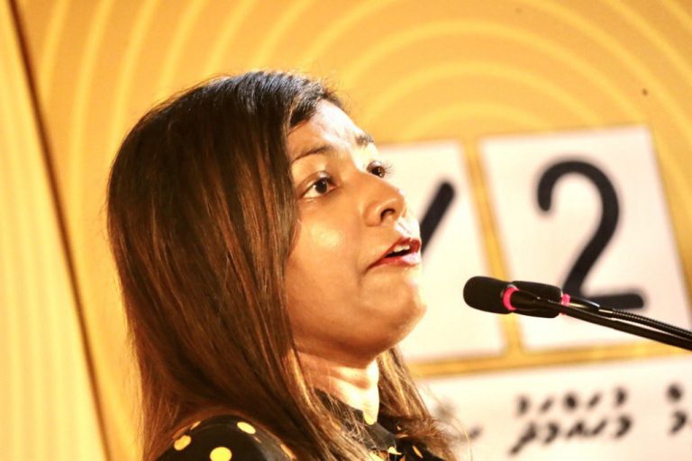 ރައްޔިތުން ބޮލުގައި ސިކުނޑީގެ ބަދަލުގައި އުނބެއް ހުރިކަމަށް ބުނާ ރޮޒޭގެ މެސެއްޖެއް