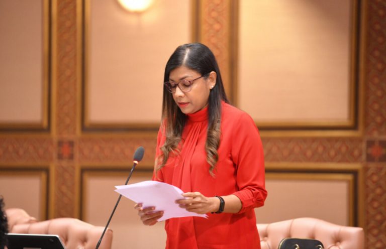 ޕްރޮޖެކްޓްތައް ޕީއެންސީ މެމްބަރުންނަށް ބަހާލިކަމަށް ބުނިއިރު 25 މިލިއަން ރުފިޔާގެ ޕްރޮޖެކްޓް ރޮޒޭގެ އާއިލީ ކުންފުނި ޑޮނާޑަށް