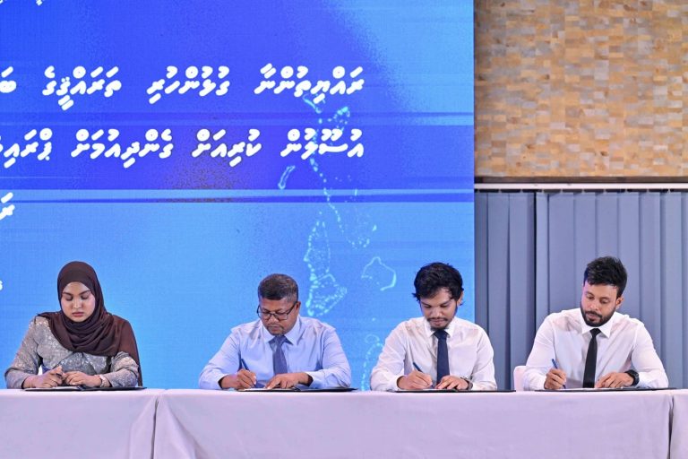 ފިޔޯރީ މަސް ފެކްޓްރީ ޤާއިމްކުރުމަށް ބޭނުންވާ ބިން ހިއްކުމުގެ އެއްބަސްވުމުގައި ސޮއިކޮށްފި