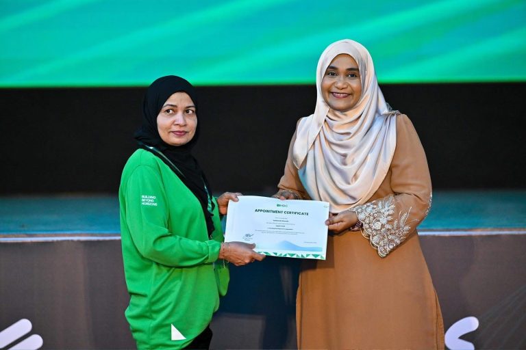 އެޗްޑީސީން ނުކުޅެދުންތެރިކަން ހުރި 30 މީހަކަށް ވަޒީފާ ދީފި