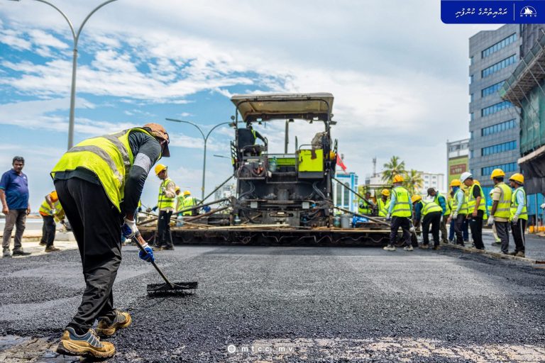 ބޮޑުތަކުރުފާނު މަގު ތަރައްގީކުރުން: ބާޒާރުމަތީ މަގުތަކުގެ މަސައްކަތް ފަށައިފި