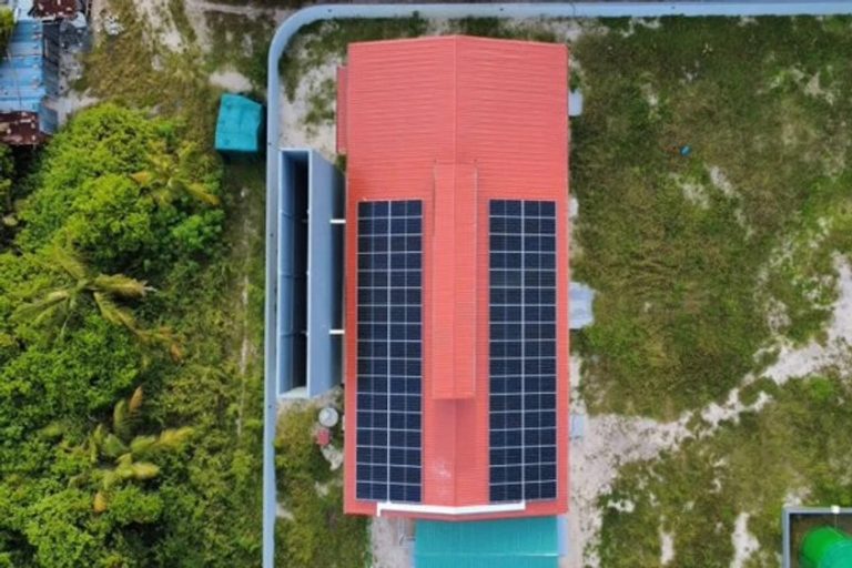 ރަސްގެތީމުގައި ސޯލާ-ޑީސަލް-ބެޓެރީ ހައިބްރިޑް ކަރަންޓު ނިޒާމެއް ޤާއިމްކުރަނީ