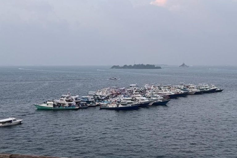 މަސްވެރިންގެ އިހުތިޖާޖުން ހައްޔަރުކުރި ތިން މީހުންވެސް 5 ދުވަހަށް ބަންދު