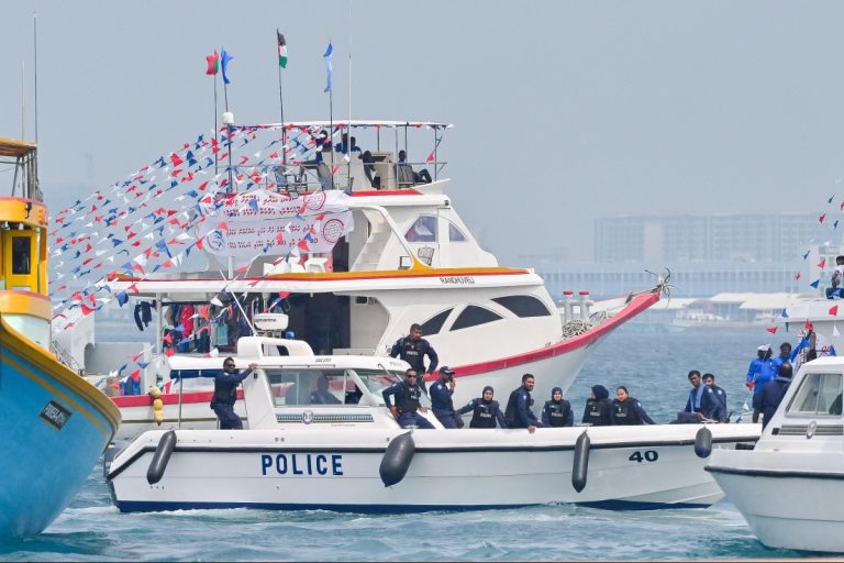 މަސްވެރިންގެ އިހުތިޖާޖާ ގުޅިގެން 4 ބިދޭސީއަކު އިމިގްރޭޝަނާ ހަވާލުކޮށްފި