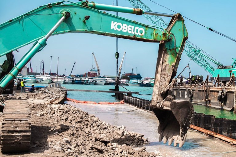 ބޮޑުތަކުރުފާނު މަގުހެދުން: ބާޒާރުތަމަތީގެ 48 މީޓަރުގެ ސަރަޙައްދެއް ޝީޓްޕައިލްކޮށްފި