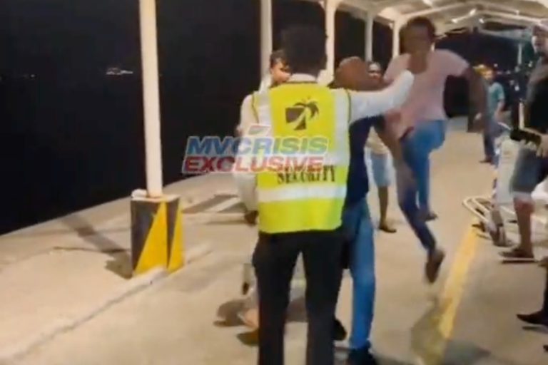 ވީއައިއޭ ޓެކްސީ ކިޔޫގައި ބަޔަކު ޒުވާބުކޮށް ހަމަނުޖެހުން ހިންގައިފި