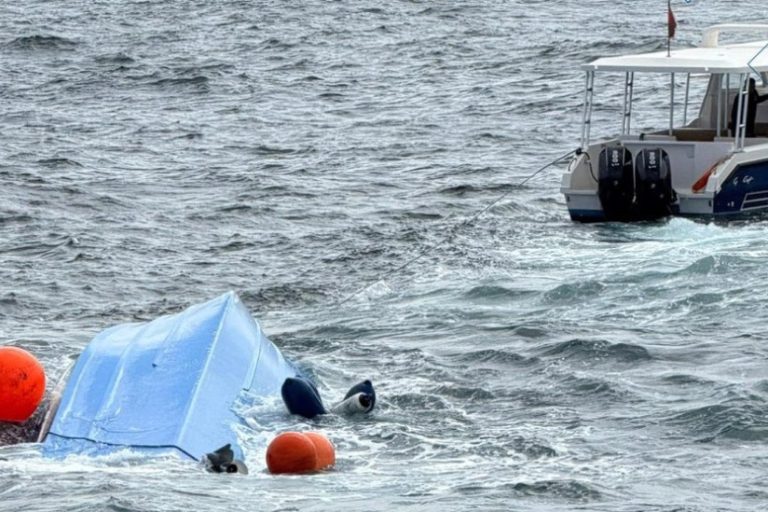 އޮމާންގައި ބޯޓެއް ބަންޑުން ޖަހާލައި ތިން ފަތުރުވެރިން މަރުވެއްޖެ