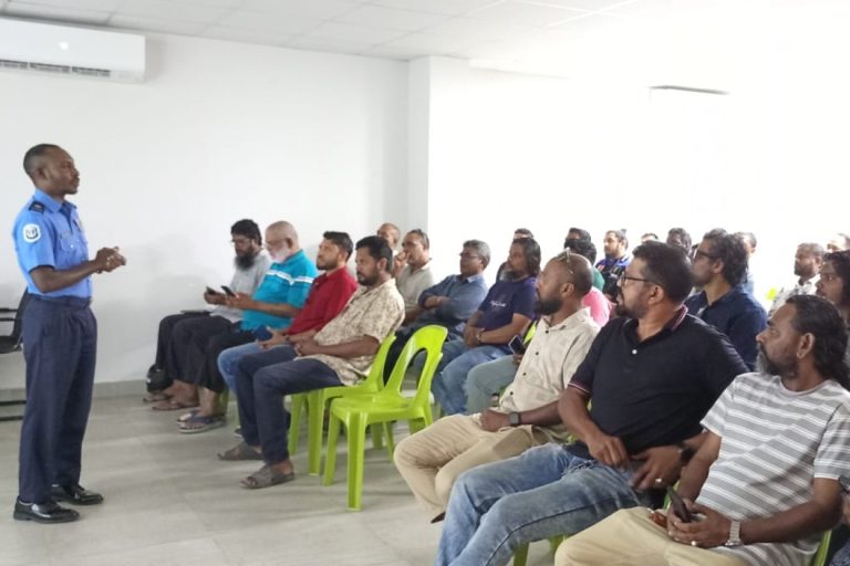 ޓެކްސީ ޑްރައިވަރުން ތަމްރީންކޮށް ތާޒާކުރުމުގެ ޕުރޮގުރާމެއް ހިންގައިފި