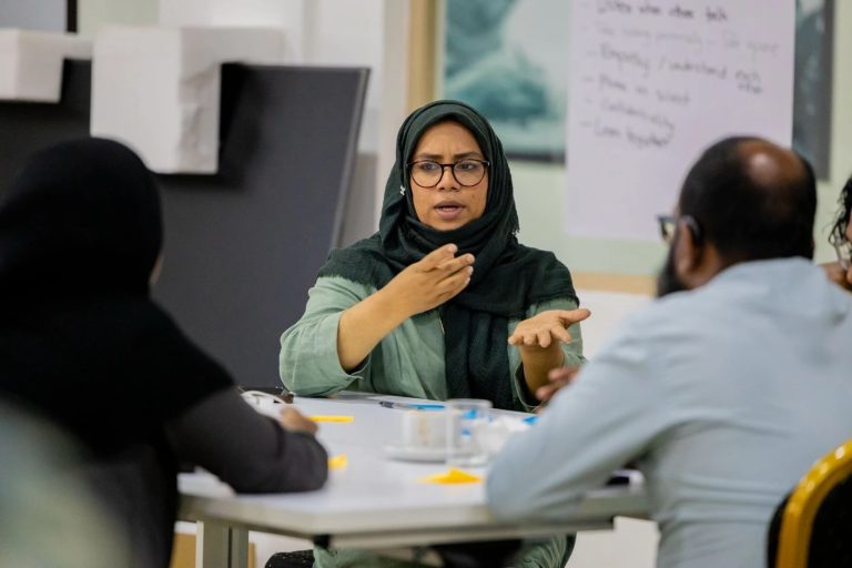 އިޖުތިމާޢީ ވުޒާރާއިން 600 މީހުންނަށް ސައިން ލެންގުއޭޖް ދަސްކޮށްދީފި