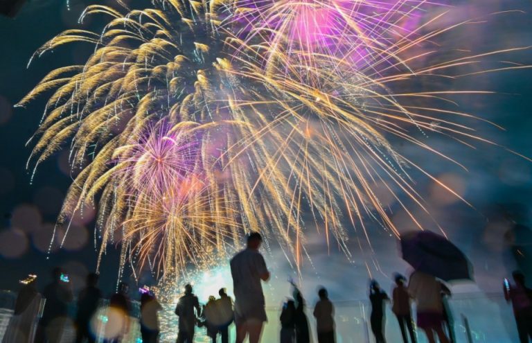 ހުޅުމާލޭގައި ބޭއްވުނު ހަވާ އެރުވުމާއި ޑްރޯން ޝޯ އާއެކު ރާއްޖެއިން 2026 އަށް މަރުހަބާ ކިޔައިފި